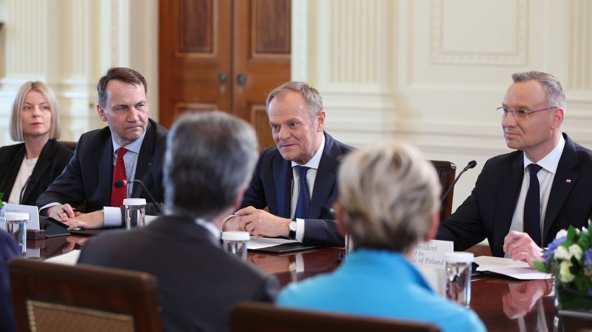 Tusk začal s čistkami v diplomacii. Skončit má 50 velvyslanců